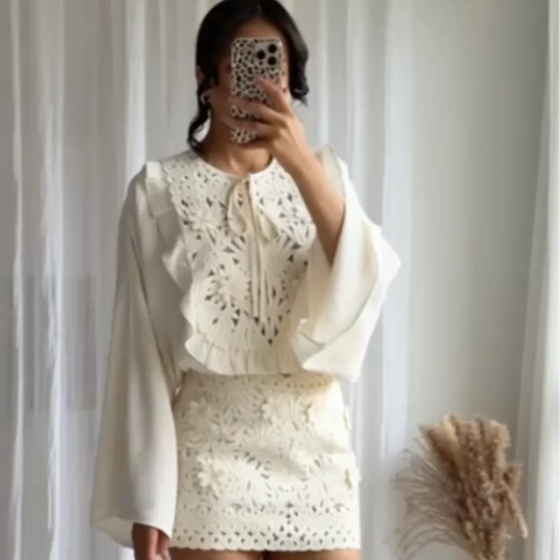 Conjunto Feminino Elegante 2025 – Saia Mini e Blusa com Bordado e Manga Flare