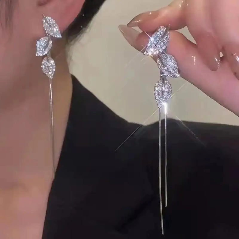 Elegantes brincos femininos com agulha em prata 925, pérolas delicadas e tassel moderno, com detalhes em zircônia. Tendência de moda coreana, perfeitos para complementar looks sofisticados e ocasiões especiais com luxo e brilho.