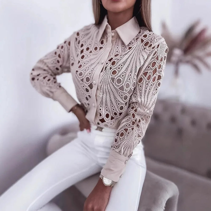 Blusa Feminina Elegante em Renda com Manga Longa – Hollow Design, 2026 Primavera/Outono  Design moderno com detalhes em renda e partes vazadas (hollow), conferindo sofisticação e estilo  Manga longa, ideal para conforto e looks elegantes