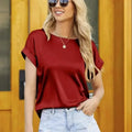 Blusa feminina casual em cetim leve, com manga borboleta e decote redondo (O-neck). Modelo solto e confortável, disponível em cores sólidas