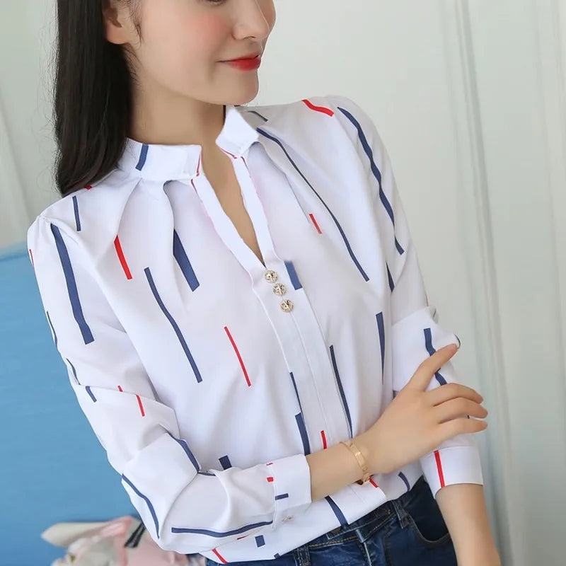 Blusa feminina elegante em tecido leve, com estampa listrada e mangas longas. Corte slim fit, perfeita para o escritório, reuniões ou looks casuais-chiques.