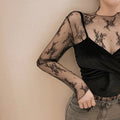 Blusa feminina elegante em renda e tule transparente, com gola alta (turtleneck) e mangas longas. Modelo justo e moderno, perfeito para looks casuais ou para sobreposição em composições sofisticadas