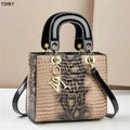 Bolsa feminina elegante e moderna, perfeita para o dia a dia ou eventos especiais. Design luxuoso com opção de uso no ombro ou transversal.