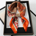 Lenço sofisticado em seda macia, ideal para usar no pescoço, como faixa de cabelo, bandana, hijab de praia, foulard ou acessório de bolsa. Um toque elegante e versátil que transforma qualquer look.