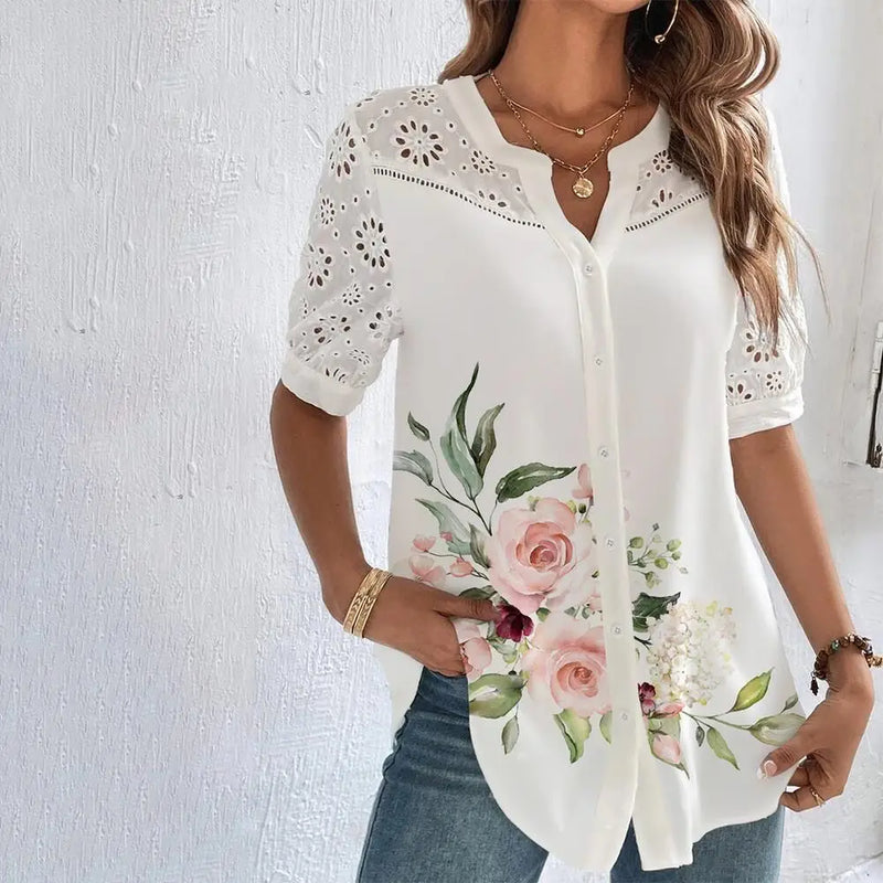 Blusa feminina de renda com mangas curtas, estilo solto e sofisticado. Perfeita para ocasiões casuais, fins de semana ou férias, combinando conforto e elegância em um look moderno.