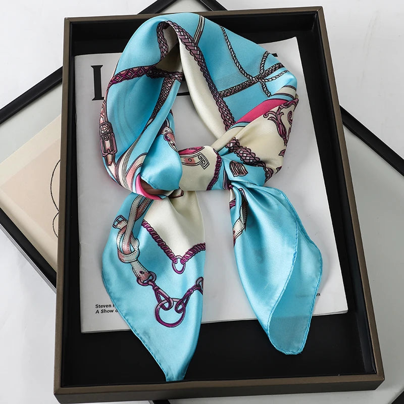 Lenço sofisticado em seda macia, ideal para usar no pescoço, como faixa de cabelo, bandana, hijab de praia, foulard ou acessório de bolsa. Um toque elegante e versátil que transforma qualquer look.