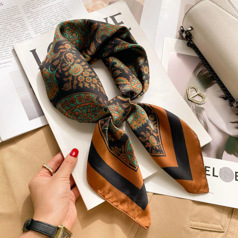 Lenço sofisticado em seda macia, ideal para usar no pescoço, como faixa de cabelo, bandana, hijab de praia, foulard ou acessório de bolsa. Um toque elegante e versátil que transforma qualquer look.