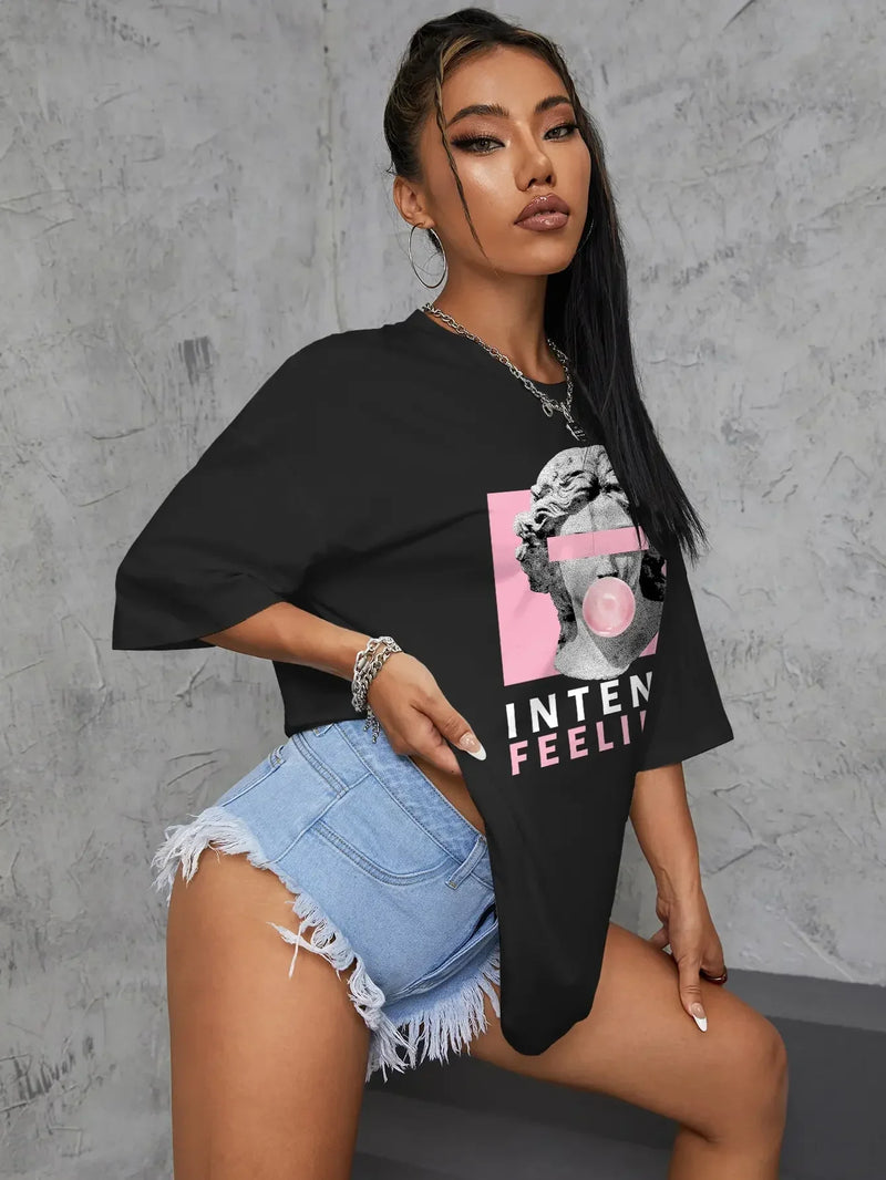 Camiseta feminina estilo streetwear, oversized e confortável