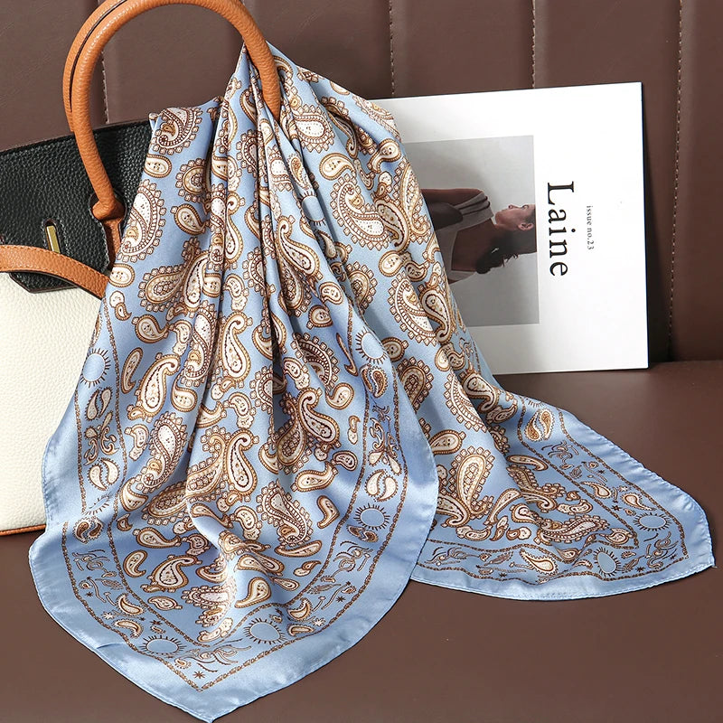 Acessório fashion e versátil em cetim macio, ideal como lenço de pescoço, echarpe, hijab, faixa de cabelo, bandana ou detalhe decorativo em bolsas. Elegância e estilo em qualquer ocasião.