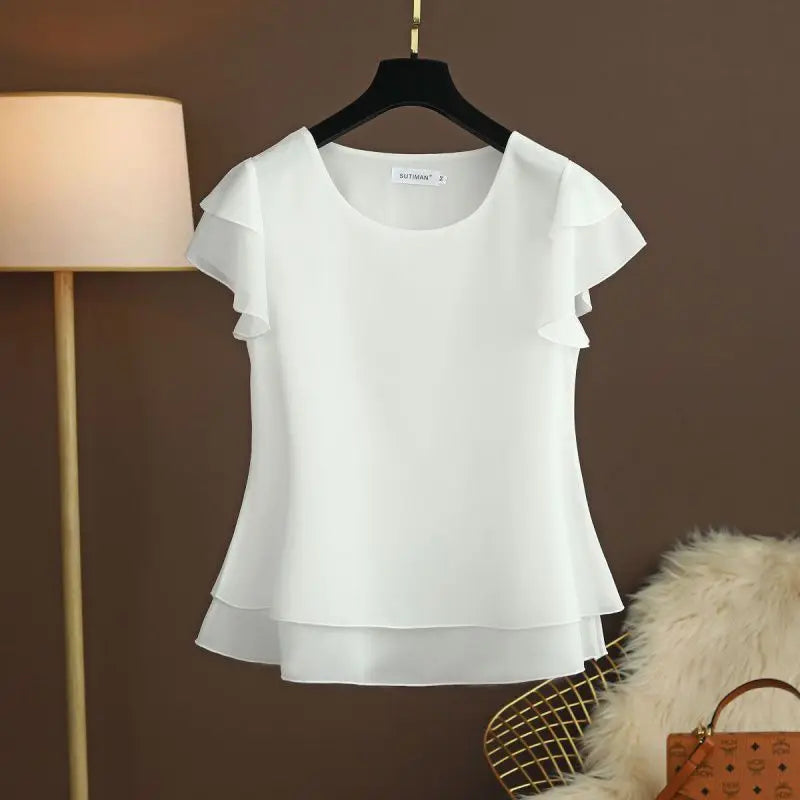 Blusa feminina elegante em chiffon leve com estampa listrada, corte slim fit e mangas longas. Com gola alta e fechamento frontal com botões, é perfeita para looks