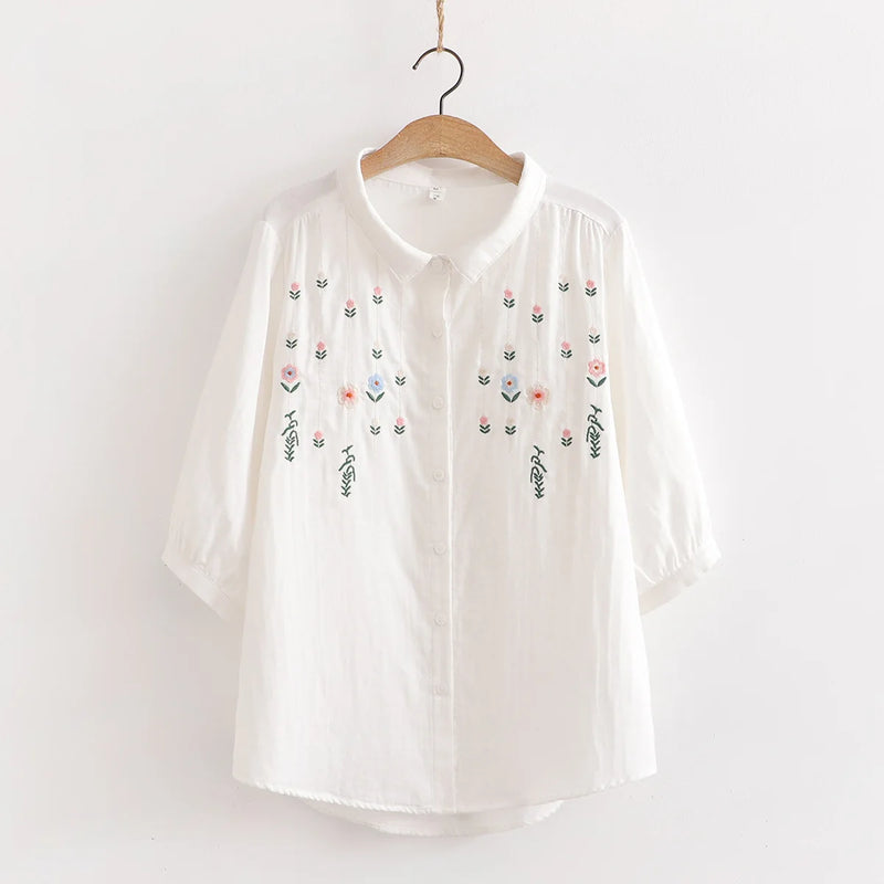 Camisa feminina 100% algodão, leve e respirável, perfeita para o verão. Com mangas 3/4 e delicado bordado, combina elegância e conforto. Ideal para trabalho, passeios ou ocasiões casuais.