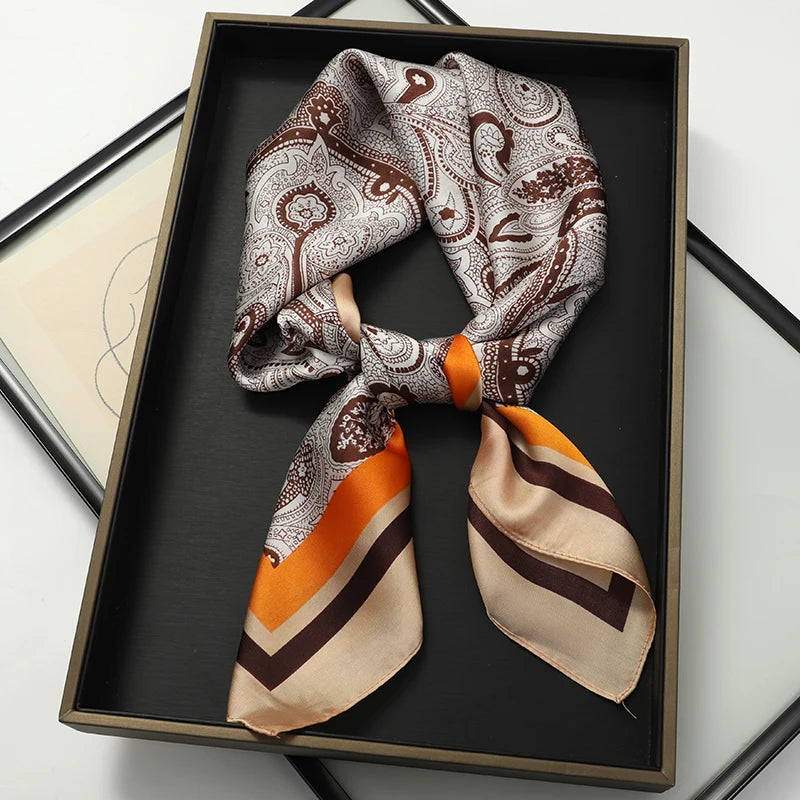 Lenço sofisticado em seda macia, ideal para usar no pescoço, como faixa de cabelo, bandana, hijab de praia, foulard ou acessório de bolsa. Um toque elegante e versátil que transforma qualquer look.