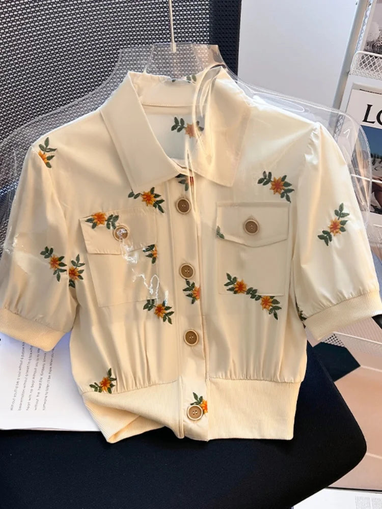 Camisa Feminina de Verão em Algodão e Linho com Bordado Floral – Manga Bufante e Gola Polo