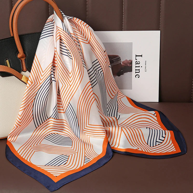 Acessório fashion e versátil em cetim macio, ideal como lenço de pescoço, echarpe, hijab, faixa de cabelo, bandana ou detalhe decorativo em bolsas. Elegância e estilo em qualquer ocasião.