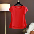 Blusa feminina elegante em chiffon leve com estampa listrada, corte slim fit e mangas longas. Com gola alta e fechamento frontal com botões, é perfeita para looks
