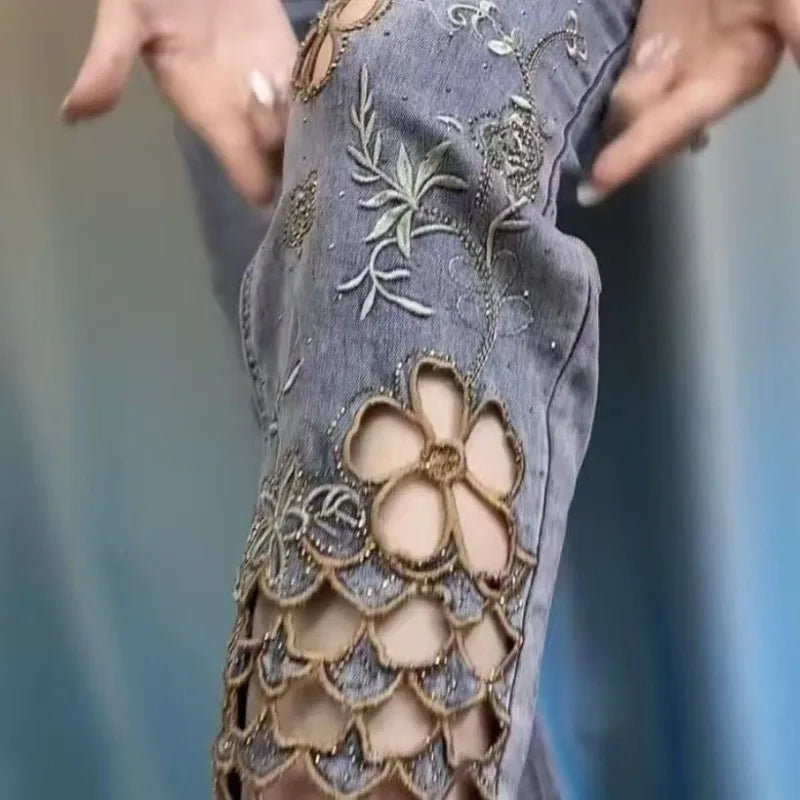 Calça feminina de alta qualidade, com bordado sofisticado e recortes vazados. Estilo tubo cigarette, cintura alta e tecido leve, perfeita para um look moderno e elegante no verão.