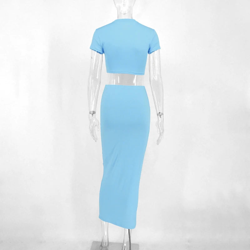 Conjunto feminino moderno e versátil, perfeito para festas, streetwear ou encontros casuais. Inclui cropped de manga curta com decote redondo