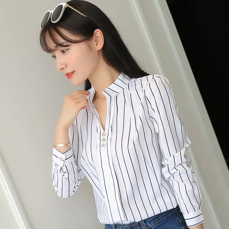 Blusa feminina elegante em tecido leve, com estampa listrada e mangas longas. Corte slim fit, perfeita para o escritório, reuniões ou looks casuais-chiques.