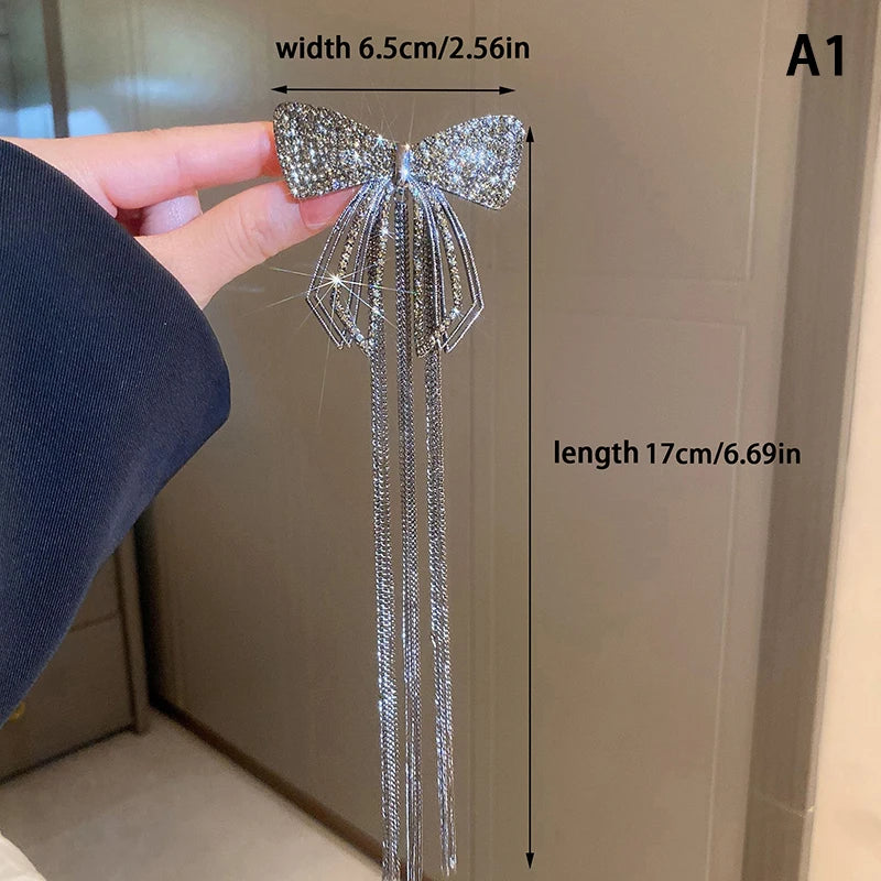 Grampo de Cabelo Feminino 2026 – Laço com Tassel e Strass