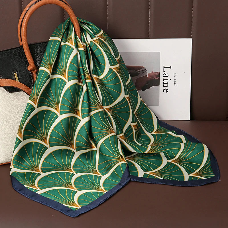 Acessório fashion e versátil em cetim macio, ideal como lenço de pescoço, echarpe, hijab, faixa de cabelo, bandana ou detalhe decorativo em bolsas. Elegância e estilo em qualquer ocasião.