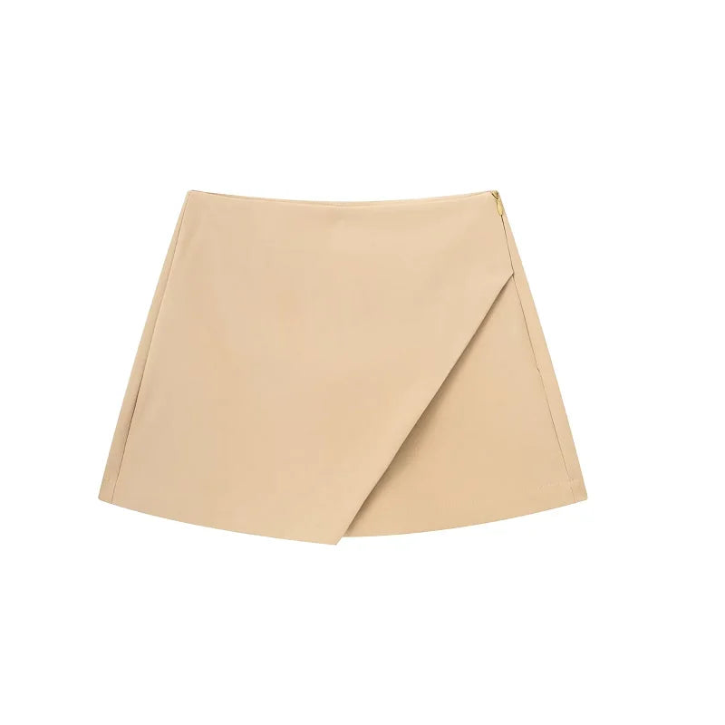 Shorts feminino estilo saia (skort) ideal para looks casuais, fashion e office lady  Disponível em cores clássicas: branco, bege, preto e cáqui  Confeccionado para proporcionar conforto e elegância durante o dia a dia