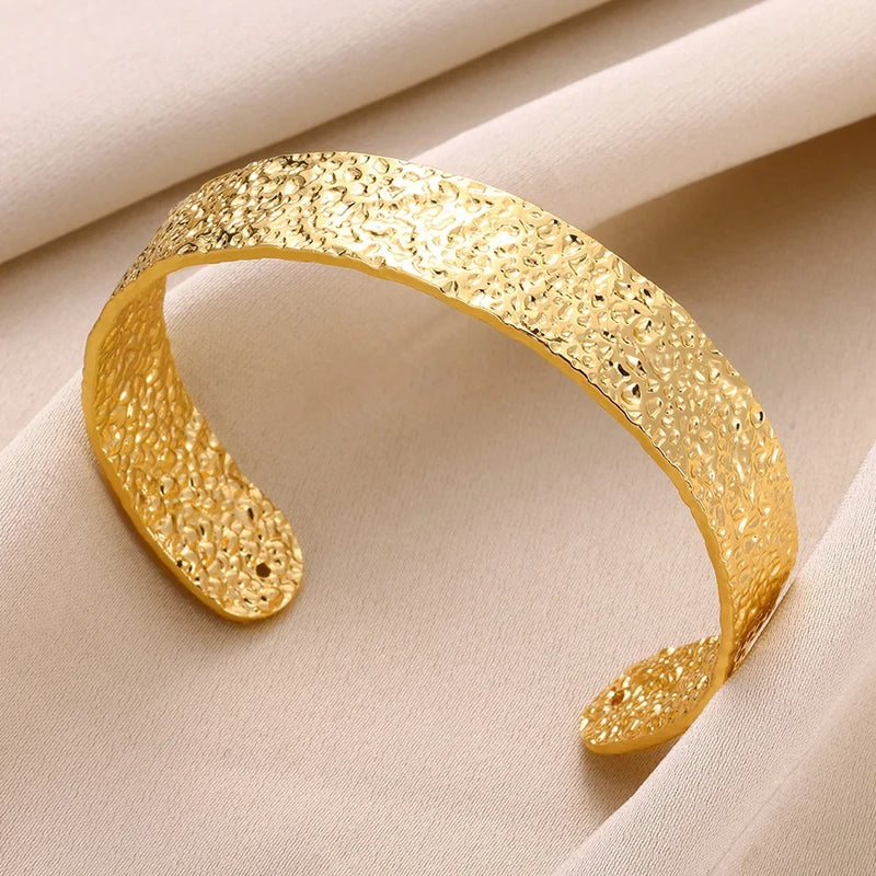 Bracelete Feminino Clássico com Padrão Relevo – Pulseira Cuff em Aço Inoxidável Dourado, Presente Elegante