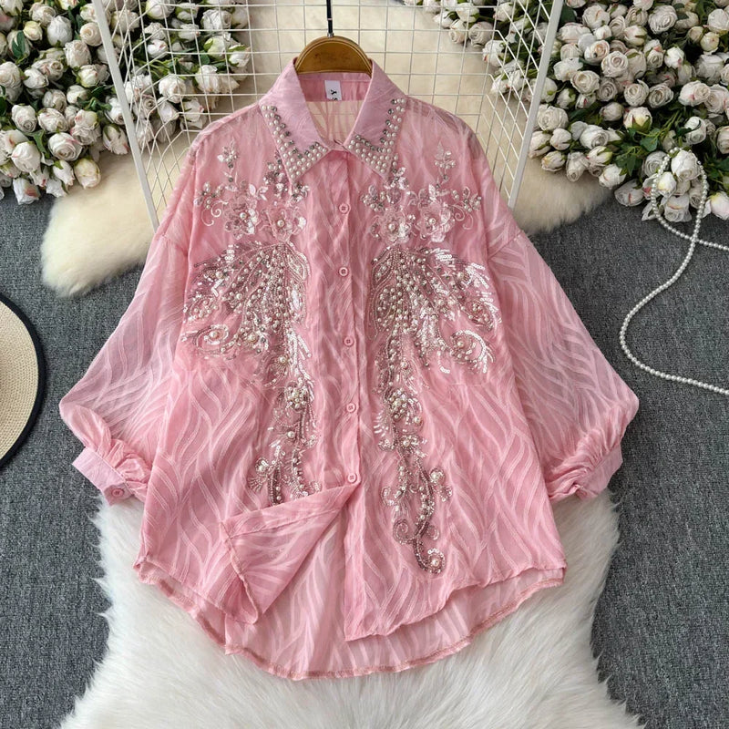 Brilhe em qualquer ocasião com esta blusa feminina elegante de primavera. Confeccionada com bordado de paetês delicado