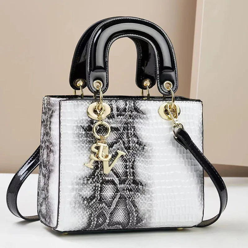 Bolsa feminina elegante e moderna, perfeita para o dia a dia ou eventos especiais. Design luxuoso com opção de uso no ombro ou transversal.