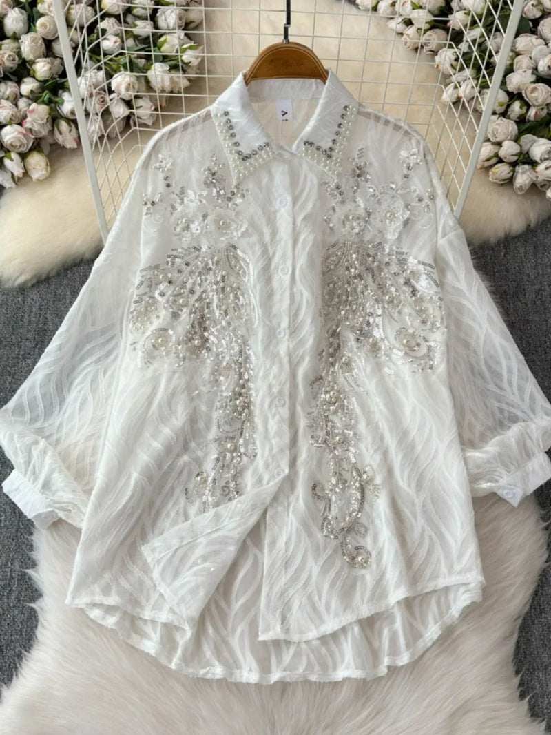 Brilhe em qualquer ocasião com esta blusa feminina elegante de primavera. Confeccionada com bordado de paetês delicado
