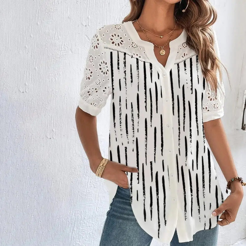 Blusa feminina de renda com mangas curtas, estilo solto e sofisticado. Perfeita para ocasiões casuais, fins de semana ou férias, combinando conforto e elegância em um look moderno.