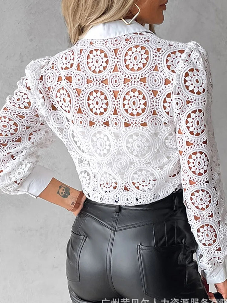 Blusa Feminina Elegante em Renda – Office, Manga Longa, Botões e Decote com Lapela  Blusa feminina sofisticada em renda, ideal para escritório ou eventos casuais-chic  Manga longa com design elegante, proporcionando conforto e estilo