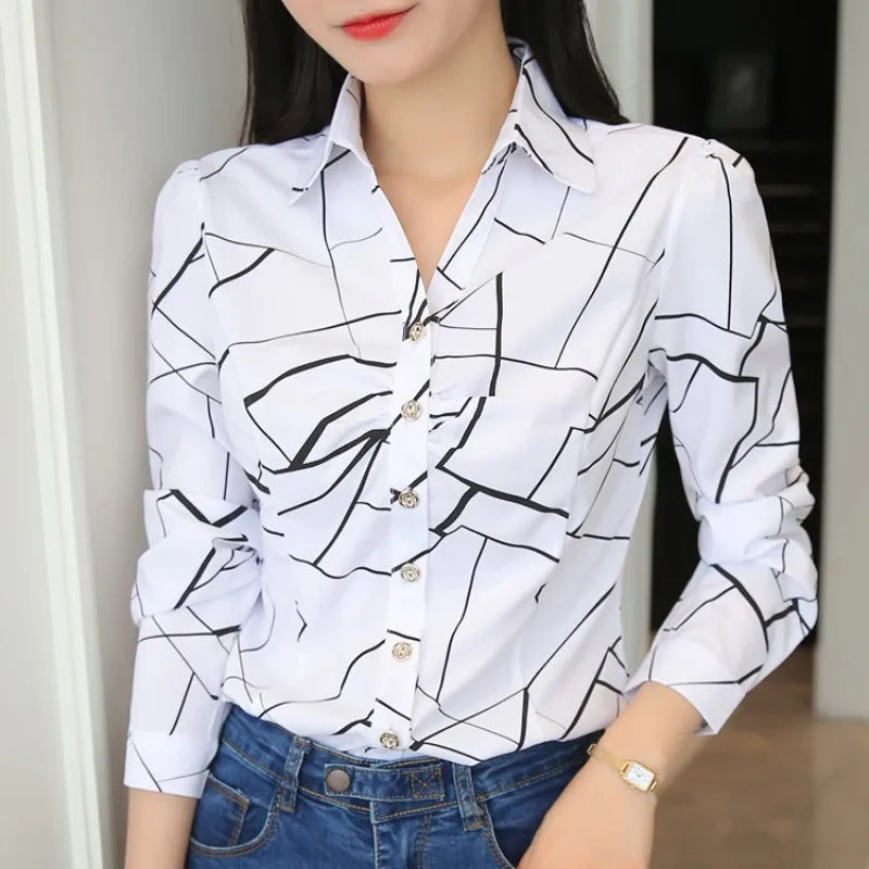 Blusa feminina elegante em tecido leve, com estampa listrada e mangas longas. Corte slim fit, perfeita para o escritório, reuniões ou looks casuais-chiques.