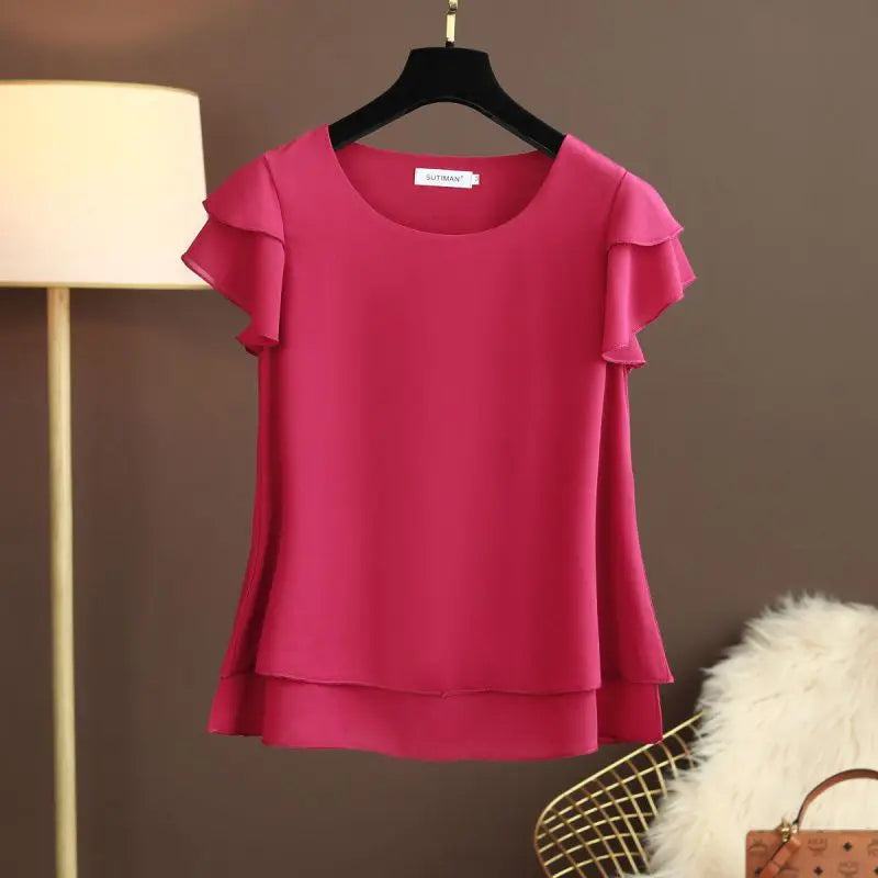 Blusa feminina elegante em chiffon leve com estampa listrada, corte slim fit e mangas longas. Com gola alta e fechamento frontal com botões, é perfeita para looks