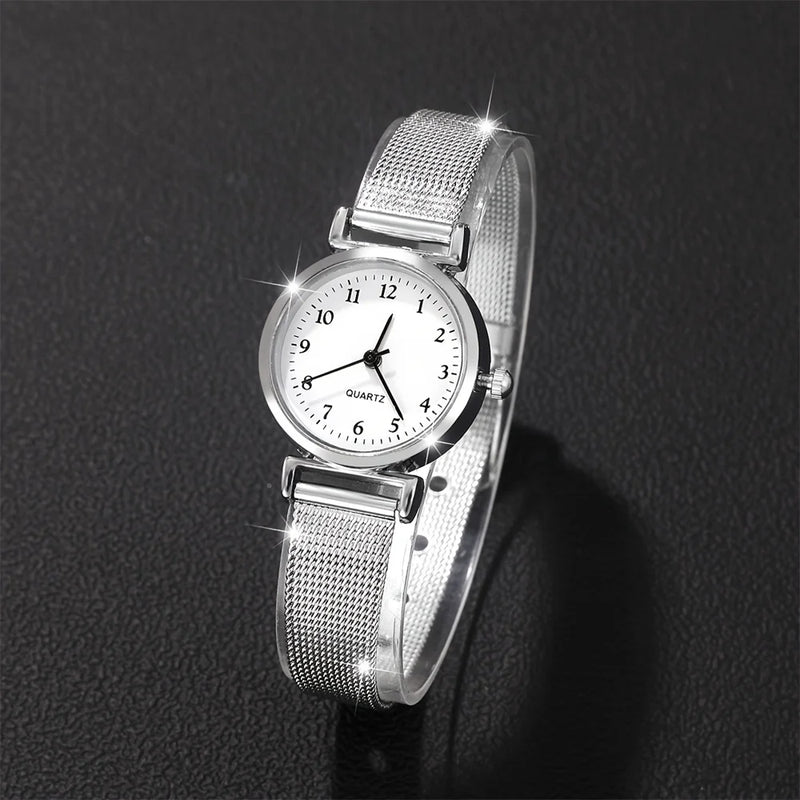 Conjunto feminino elegante, incluindo relógio de pulso e pulseira combinando, com mostrador simples e design moderno. Relógio com movimento quartz confiável, ideal para complementar looks casuais ou formais