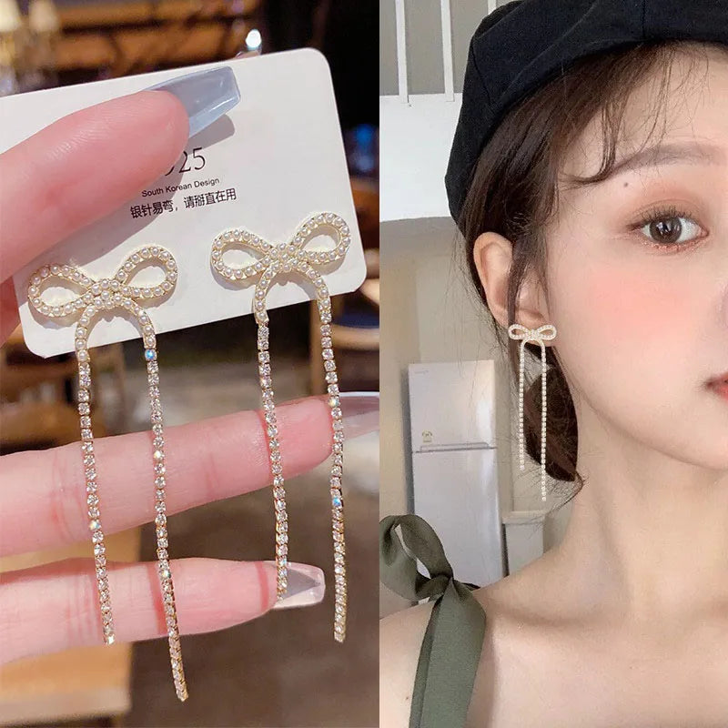 Elegantes brincos femininos com agulha em prata 925, pérolas delicadas e tassel moderno, com detalhes em zircônia. Tendência de moda coreana, perfeitos para complementar looks sofisticados e ocasiões especiais com luxo e brilho.