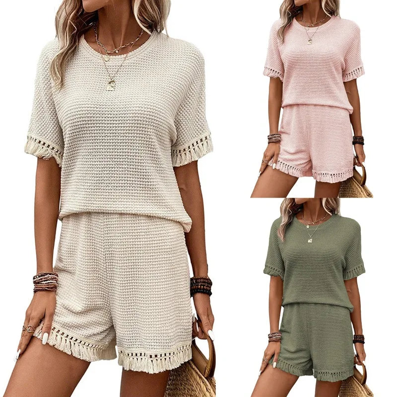onjunto feminino leve e confortável para o verão 2025, composto por blusa solta com franjas e shorts combinando. Estilo casual e streetwear, perfeito para passeios na praia, férias ou look diário despojado.