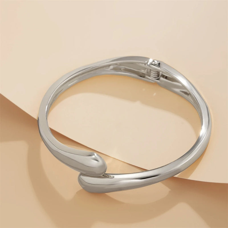 Pulseira Feminina Larga em Metal – Design Torcido Irregular, Aberta e Ajustável, Dourada ou Prateada