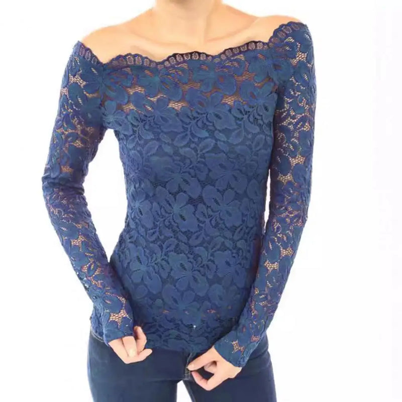 Blusa feminina sofisticada, perfeita para o dia a dia ou para o trabalho. Possui gola assimétrica e detalhes em renda bordada que adicionam um toque elegante