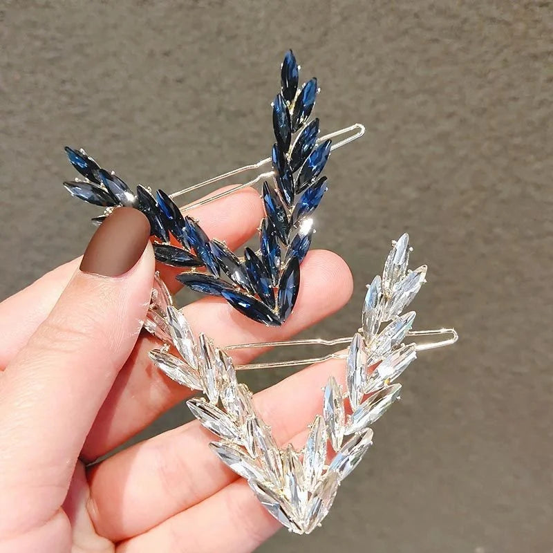 Elegantes grampos em formato V com cristais brilhantes, perfeitos para mulheres e meninas. Acessório de cabelo sofisticado que combina estilo e praticidade, ideal para uso diário ou como presente fashion.