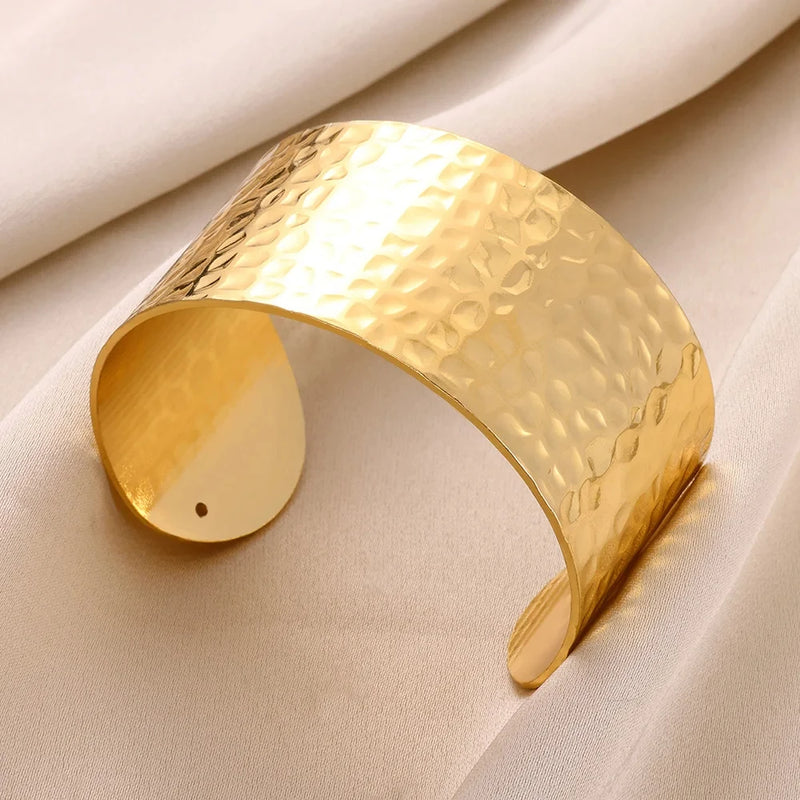 Bracelete Feminino Clássico com Padrão Relevo – Pulseira Cuff em Aço Inoxidável Dourado, Presente Elegante