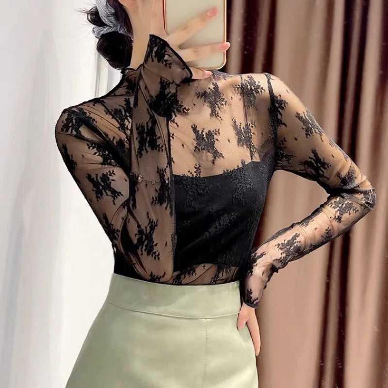 Blusa feminina elegante em renda e tule transparente, com gola alta (turtleneck) e mangas longas. Modelo justo e moderno, perfeito para looks casuais ou para sobreposição em composições sofisticadas