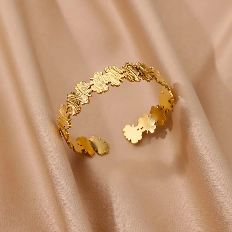 Bracelete Feminino Clássico com Padrão Relevo – Pulseira Cuff em Aço Inoxidável Dourado, Presente Elegante