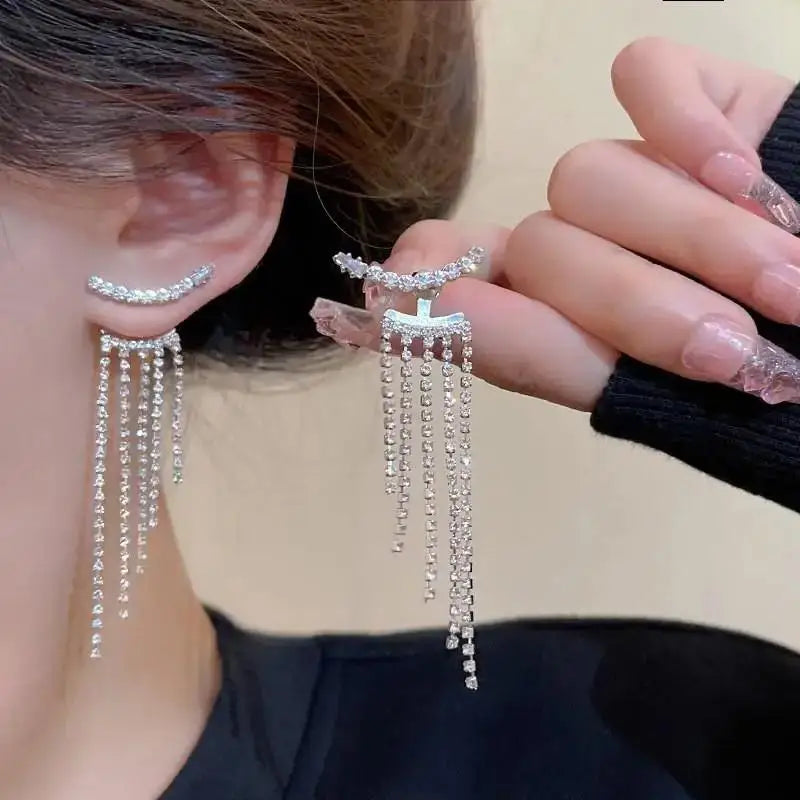 Elegantes brincos femininos com agulha em prata 925, pérolas delicadas e tassel moderno, com detalhes em zircônia. Tendência de moda coreana, perfeitos para complementar looks sofisticados e ocasiões especiais com luxo e brilho.