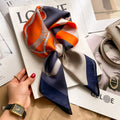 Lenço sofisticado em seda macia, ideal para usar no pescoço, como faixa de cabelo, bandana, hijab de praia, foulard ou acessório de bolsa. Um toque elegante e versátil que transforma qualquer look.