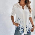 Blusa feminina de renda com mangas curtas, estilo solto e sofisticado. Perfeita para ocasiões casuais, fins de semana ou férias, combinando conforto e elegância em um look moderno.