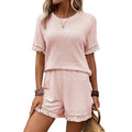 onjunto feminino leve e confortável para o verão 2025, composto por blusa solta com franjas e shorts combinando. Estilo casual e streetwear, perfeito para passeios na praia, férias ou look diário despojado.
