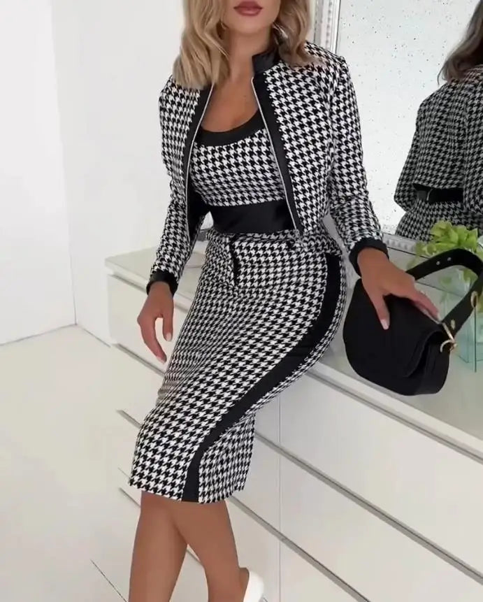 Conjunto elegante composto por top de alças e saia com estampa clássica houndstooth, perfeito para um look sofisticado de escritório ou eventos formais no outono e inverno.