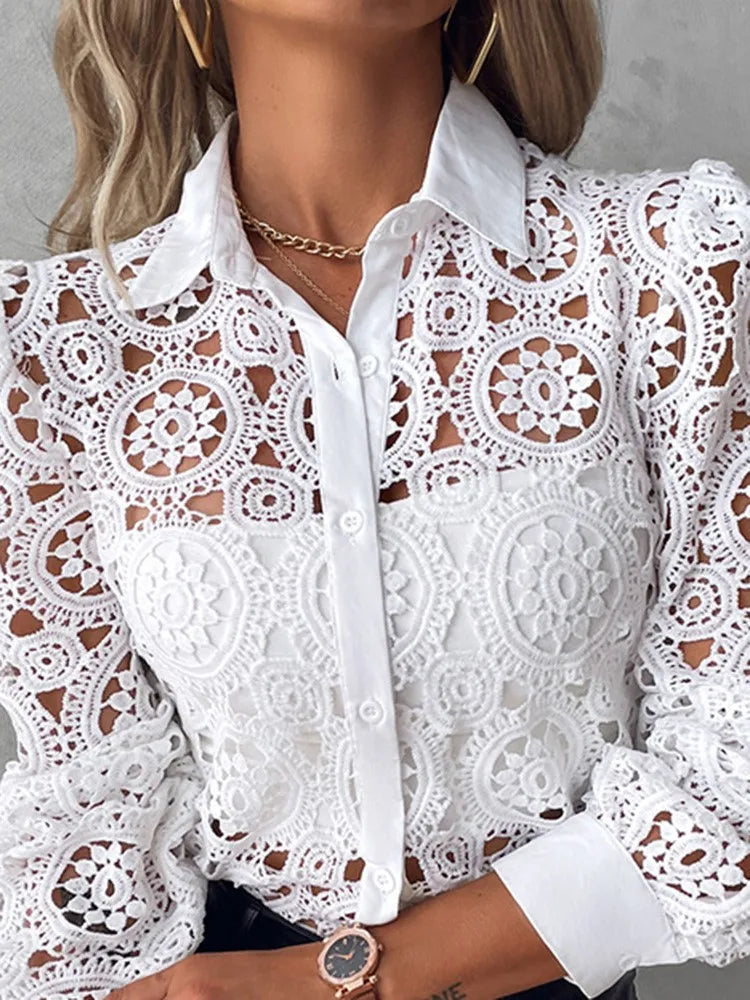 Blusa Feminina Elegante em Renda – Office, Manga Longa, Botões e Decote com Lapela  Blusa feminina sofisticada em renda, ideal para escritório ou eventos casuais-chic  Manga longa com design elegante, proporcionando conforto e estilo