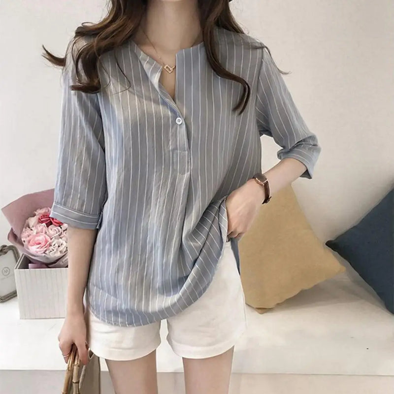 Blusa feminina confortável em poliéster, com design de botões sofisticado, perfeita para escritório ou reuniões. Modelo elegante e versátil, combina facilmente com calças, saias ou terninhos