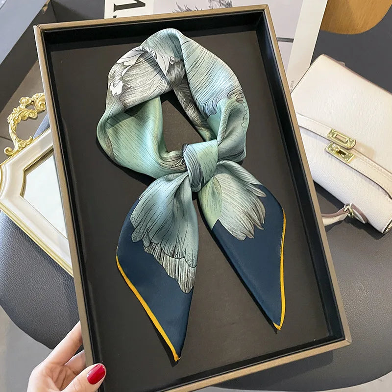Lenço de Seda Quadrado 70x70cm – Estampa Luxuosa Feminina Lenço fashion em cetim macio, ideal para usar como faixa de cabelo, acessório de pescoço, ou detalhe em bolsas. Elegância e versatilidade em um só acessório.